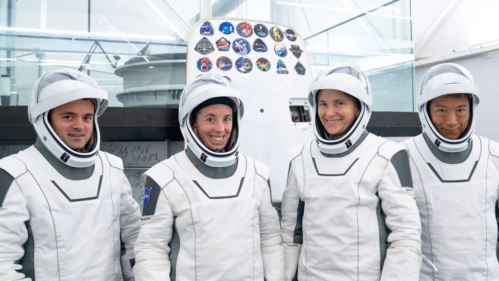 Crew-14, NASA sceglie un equipaggio internazionale per la nuova missione SpaceX sulla ISS 1 Equipaggio SpaceX Crew-14 durante l’addestramento pre-volo a Hawthorne