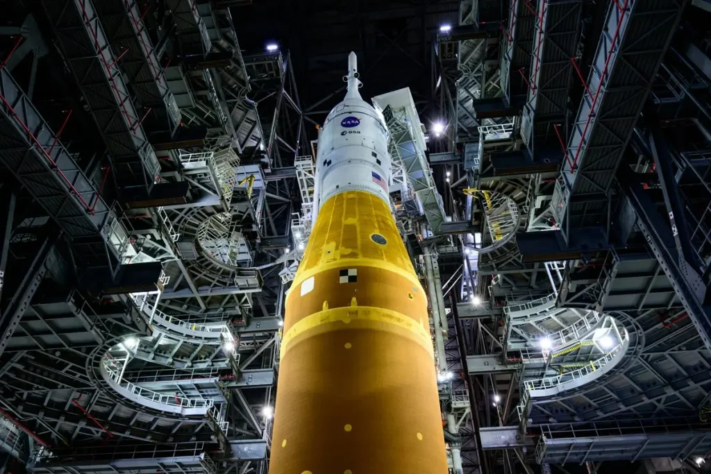 Aerospazio, dalle imprese di Italia, Germania e Francia proposte all’Ue per la competitività 1 Industria spaziale europea, razzo all’interno di una struttura di assemblaggio e preparazione al lancio