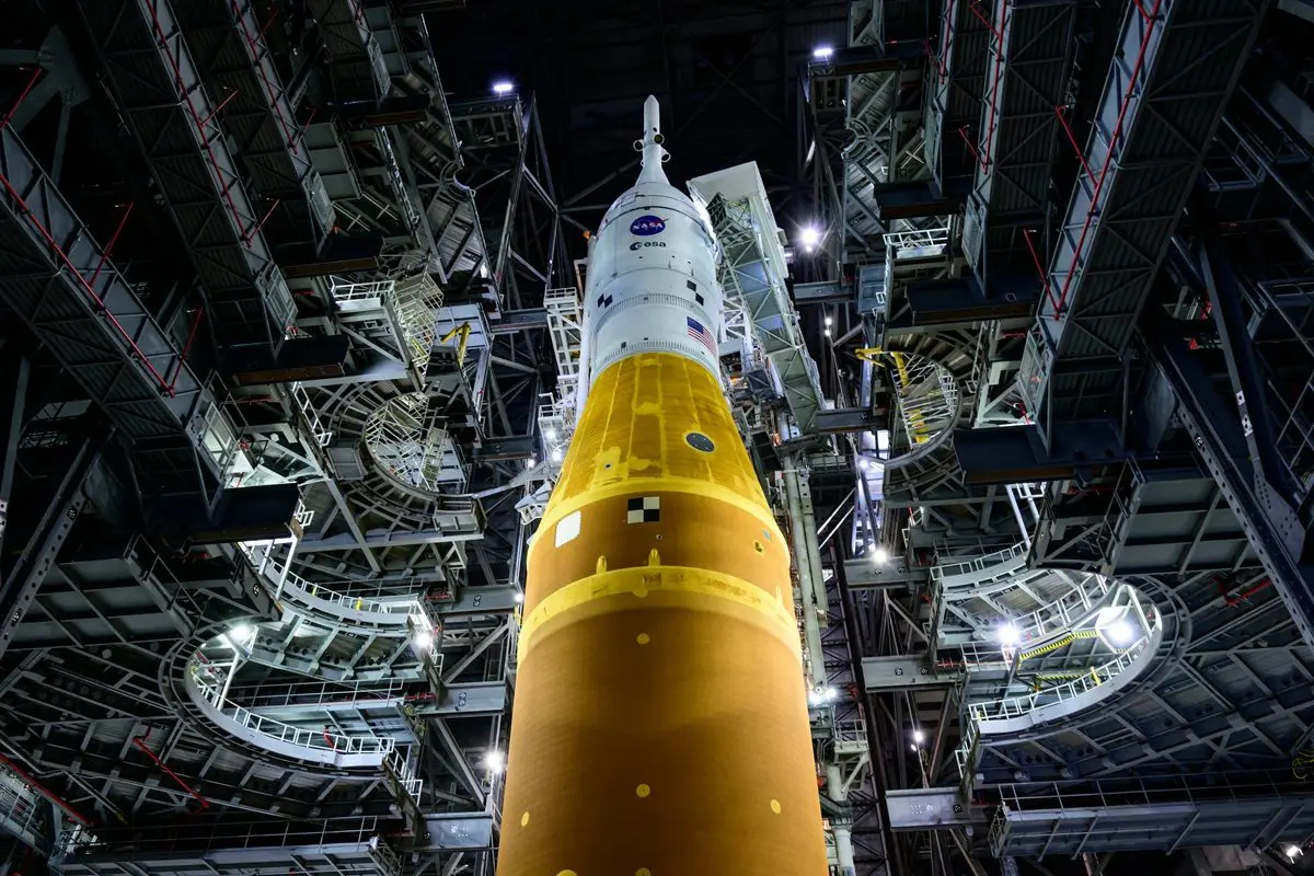 Industria spaziale europea, razzo all’interno di una struttura di assemblaggio e preparazione al lancio