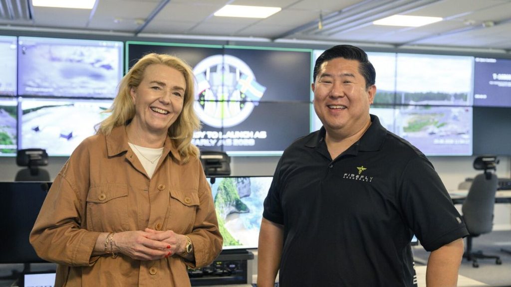 Esrange rafforza l’accesso europeo allo spazio: accordo SSC-Firefly per due lanci Alpha 1 Charlotta Sund e Jason Kim nel centro di controllo del Launch Complex 3C per i lanci Alpha da Esrange