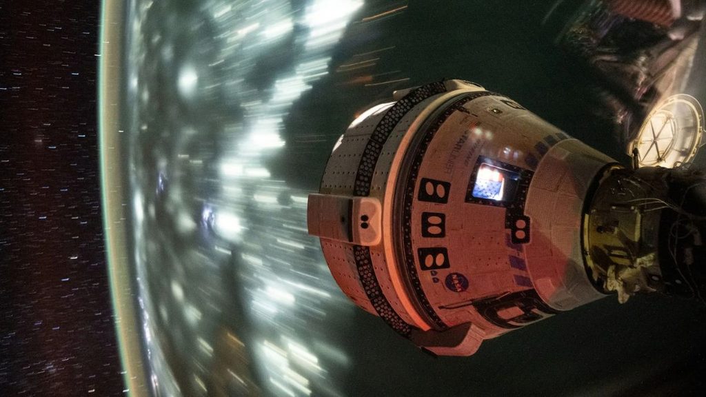 Boeing Starliner verso il ritorno operativo: nuova missione senza equipaggio e Vulcan nel futuro del programma 1 La navicella Starliner di Boeing agganciata alla Stazione Spaziale Internazionale