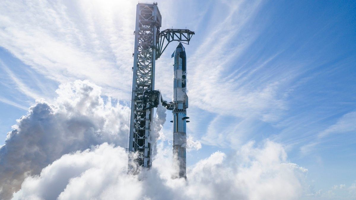 Starship sulla rampa di lancio a Starbase, veicolo al centro della missione Starship Flight 14