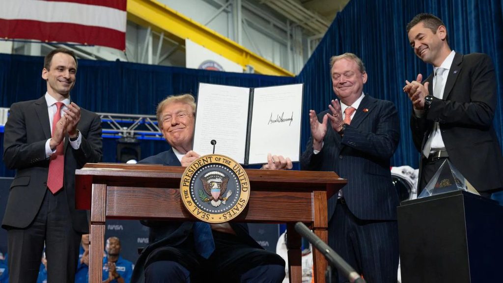 Stati Uniti, Trump avvia la US Space Academy per formare la nuova generazione di professionisti dello spazio 1 Donald Trump mostra l’ordine esecutivo sulla US Space Academy al Johnson Space Center della NASA