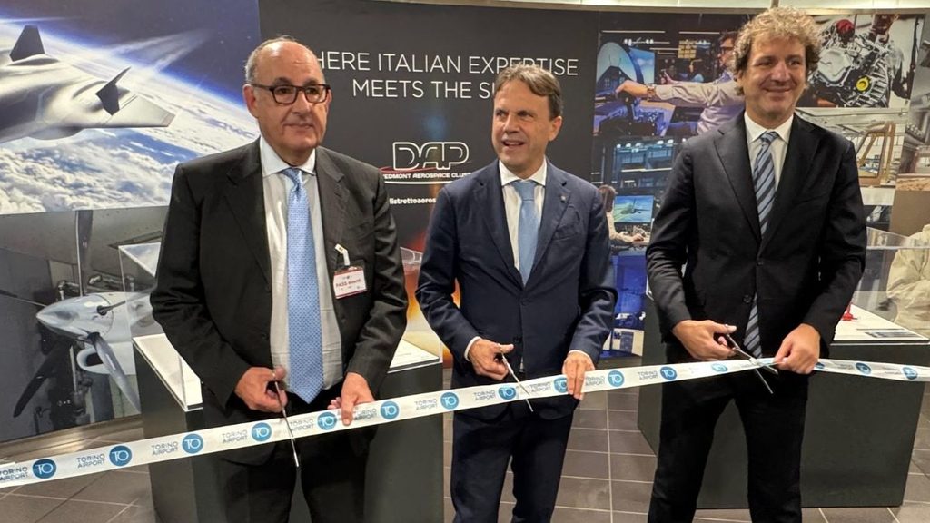 Torino Airport, inaugurato lo spazio permanente del Distretto Aerospaziale Piemonte 1 Taglio del nastro per lo spazio espositivo dell'aerospazio piemontese a Torino Airport