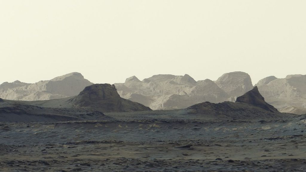 Marte, Curiosity fotografa l'alba sulle formazioni rocciose che esplorerà nel 2027 1 Alba su Marte: panorama delle rupi yardang del Monte Sharp fotografate dal rover Curiosity della NASA.