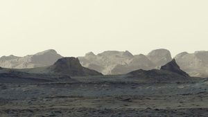 Marte, Curiosity fotografa l’alba sulle formazioni rocciose che esplorerà nel 2027