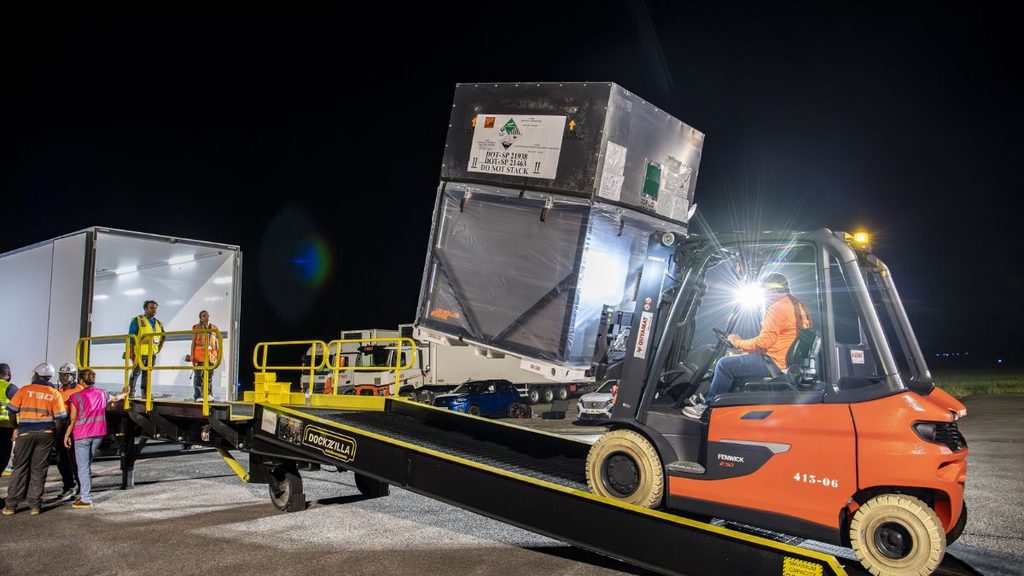 Amazon Leo, 36 satelliti pronti a Kourou per il quarto lancio con Arianespace 1 Movimentazione notturna di un contenitore di trasporto con carrello elevatore, nell'ambito della logistica della missione Amazon Leo LE-04