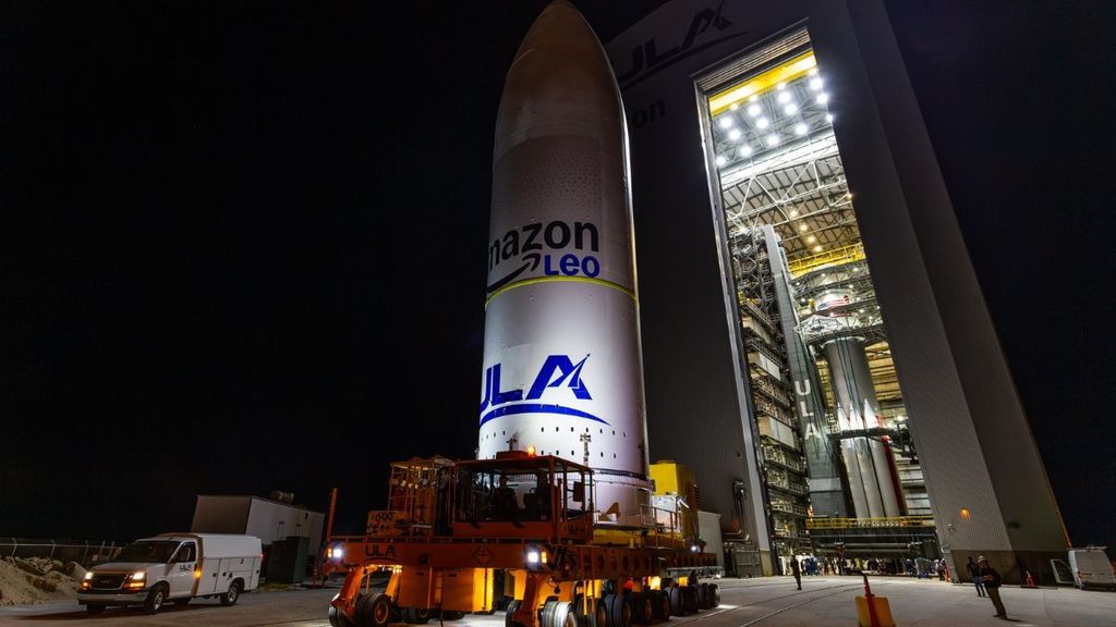 Amazon Leo, integrati 40 satelliti sul razzo Vulcan per il lancio del 13 novembre 1 Contenitore del carico satellitare Amazon Leo e ULA trasportato di notte davanti alla struttura di integrazione verticale.