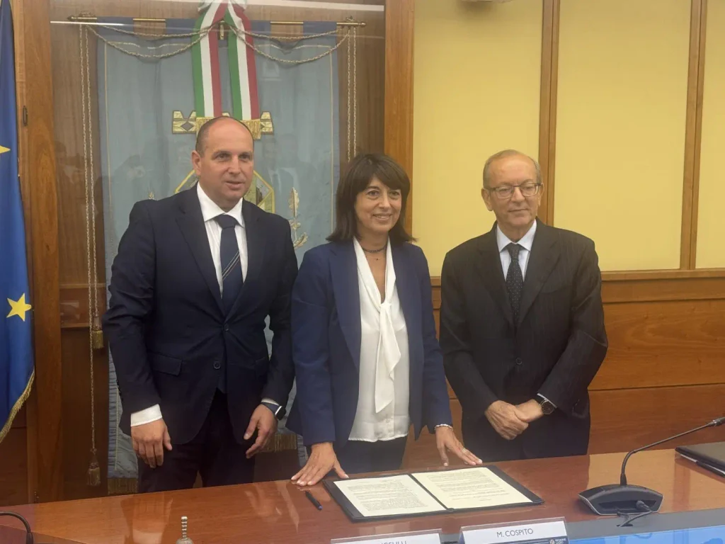 Space economy, 115 milioni per rafforzare la filiera tecnologica del Lazio 1 Roberta Angelilli, Mario Cospito e Flavio Cera nella sede della Regione Lazio, davanti ai documenti dell'accordo con ASI.