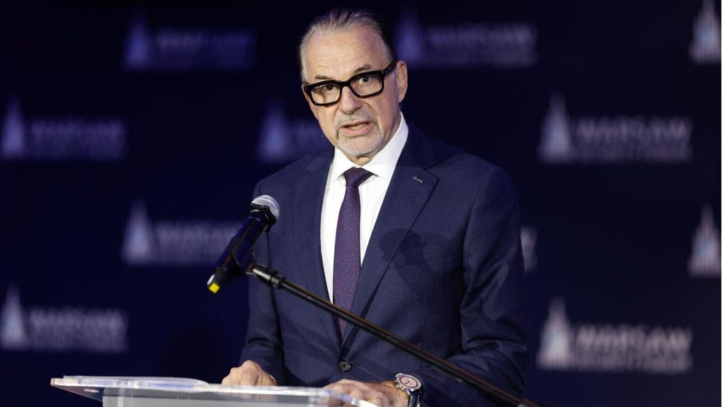 Sicurezza europea, Aschbacher al Warsaw Security Forum: «Lo spazio è parte della prima linea di difesa» 1 Josef Aschbacher interviene al leggio durante il Warsaw Security Forum, sul tema della sicurezza spaziale europea