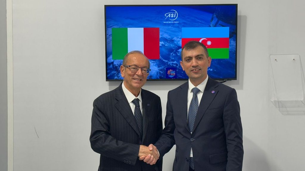 ASI e Azercosmos rafforzano la cooperazione spaziale tra Italia e Azerbaigian 1 Mario Cospito (ASI) e Dunay Badirkhanov (Azercosmos) si stringono la mano durante l'incontro tra ASI e Azercosmos allo IAC 2026.