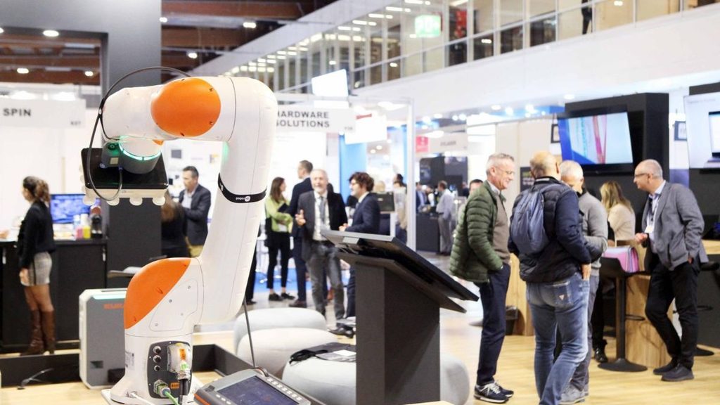 A&T Vicenza 2026, l’aerospazio al centro del confronto sulla competitività del Nordest 1 Braccio robotico esposto ad A&T Vicenza durante l'edizione 2025, con visitatori e operatori negli stand.