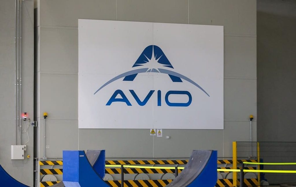 Avio, nuove nomine nel Consiglio di Amministrazione e nel Management 1 Logo Avio all’interno di uno stabilimento della società, interessata dalla nomina di Giulia De Martino nel CdA