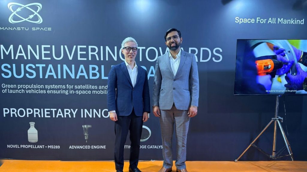 AxelLiner Laboratory, accordo tra Axelspace e Manastu Space per una dimostrazione in orbita 1 Daigo Orihara di Axelspace e Tushar Jadhav di Manastu Space al Bengaluru Space Expo 2026, davanti allo stand dedicato alla propulsione green.