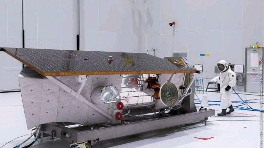 Bercella: “I data center orbitali diventeranno realtà nei prossimi dieci anni” 3 - Apparato spaziale con grande pannello rettangolare in una camera pulita, accanto a un tecnico in tuta protettiva.