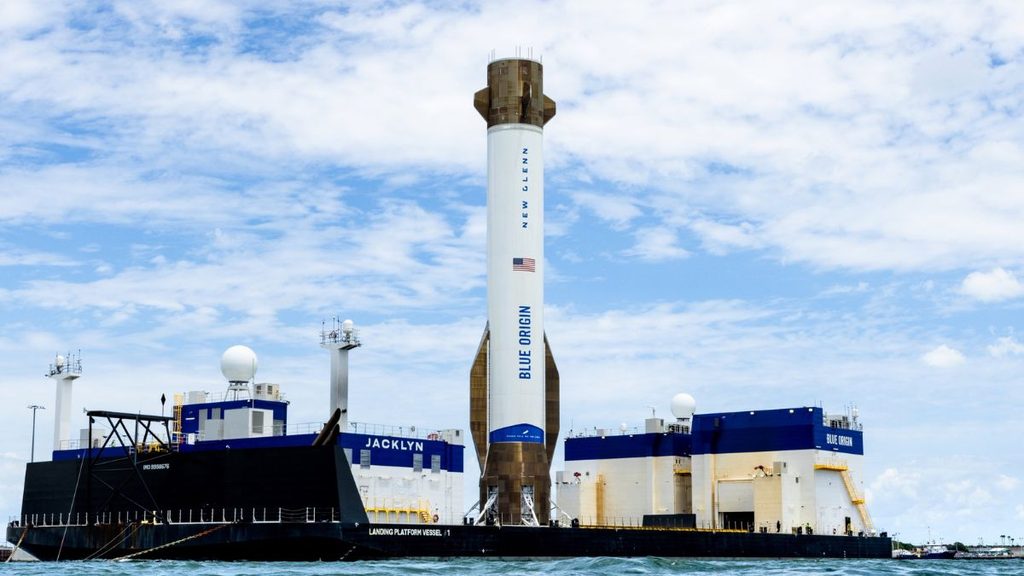 Blue Origin, nuovi impianti per New Glenn e richiesta di 50 lanci annui 1 Primo stadio riutilizzabile di New Glenn sulla piattaforma Jacklyn, parte delle infrastrutture di Blue Origin in Florida.