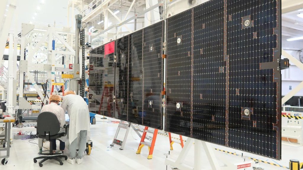 Artemis III, completati i booster SLS: nel 2027 i test dei lander lunari in orbita terrestre 1 Booster SLS assemblati verticalmente nel Vehicle Assembly Building del Kennedy Space Center per la missione Artemis III.