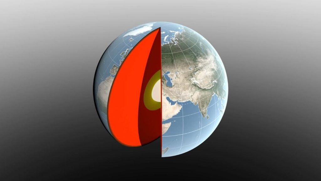 La NASA misura gli spostamenti del centro di massa terrestre con una nuova tecnica satellitare 1 Illustrazione NASA della Terra in sezione, con gli strati interni visibili, utilizzata per spiegare il centro di massa terrestre.
