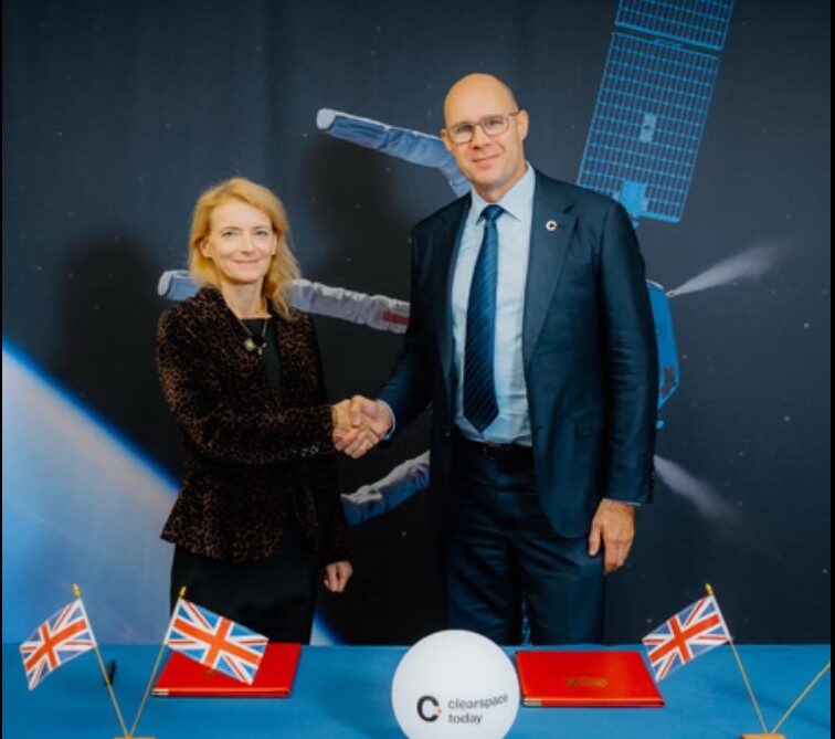 Due rappresentanti istituzionali e aziendali si stringono la mano durante un incontro per la missione ClearSpace UK Active Debris Removal.