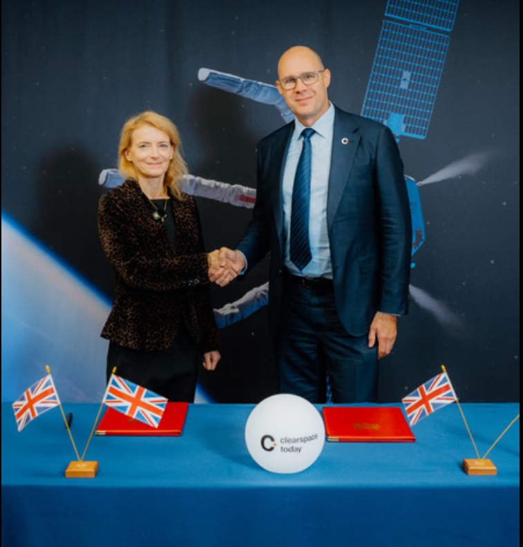 ClearSpace è stata selezionata da UKSA per realizzare la prima missione nazionale del Regno Unito per la rimozione attiva dei detriti. 1 Due rappresentanti istituzionali e aziendali si stringono la mano durante un incontro per la missione ClearSpace UK Active Debris Removal.