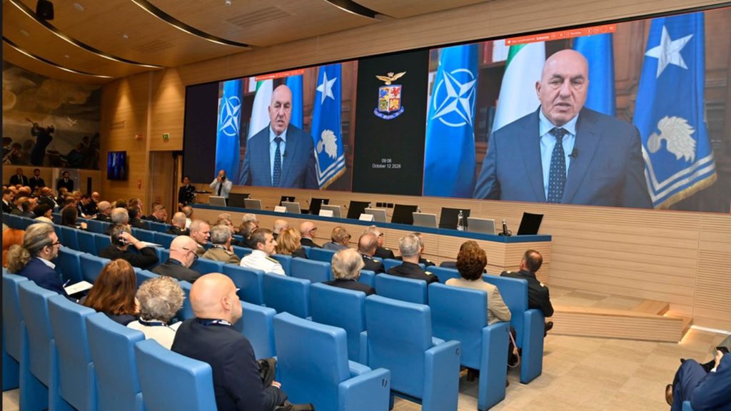 Aeronautica Militare, al convegno “Facciamo Sistema” il futuro della difesa aerospaziale fino al 2044 1 Videomessaggio del ministro Guido Crosetto proiettato durante il convegno Facciamo Sistema davanti al pubblico in sala