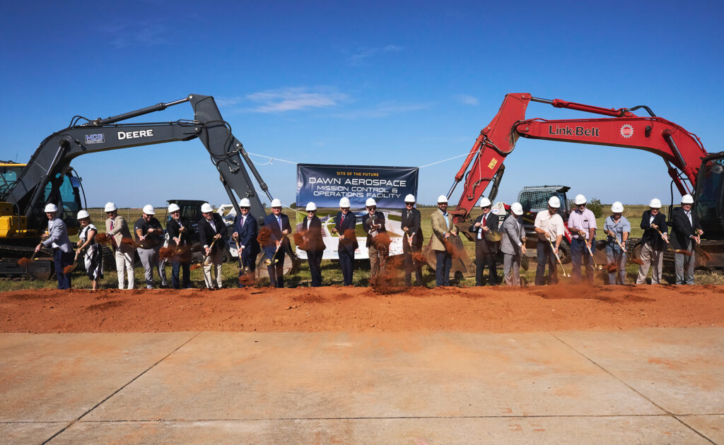 L'Oklahoma dà il via ai lavori per la costruzione del nuovo impianto aerospaziale Dawn, del valore di 7,5 milioni di dollari, presso l'Infinity One Spaceport. 1 Cerimonia di avvio dei lavori per il centro Dawn Aerospace in Oklahoma, con partecipanti e mezzi da cantiere