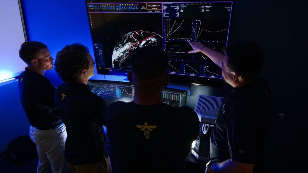 Firefly, contratto anti-drone con l'US Air Force sale a 31 milioni 1 Operatori davanti ai monitor di una sala di controllo, immagine a corredo della notizia sul contratto anti-drone di Firefly Aerospace.