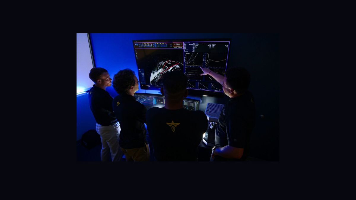 Operatori davanti ai monitor di una sala di controllo, immagine a corredo della notizia sul contratto anti-drone di Firefly Aerospace.