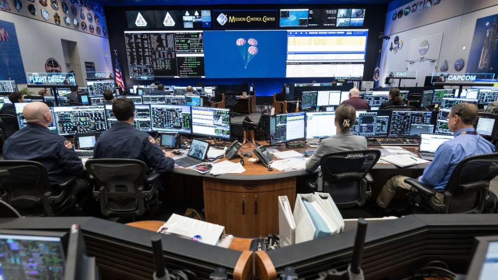 NASA cerca nuovi flight director per guidare le missioni Artemis e sulla ISS 1 Flight director NASA e team di controllo di volo di Artemis II al Johnson Space Center