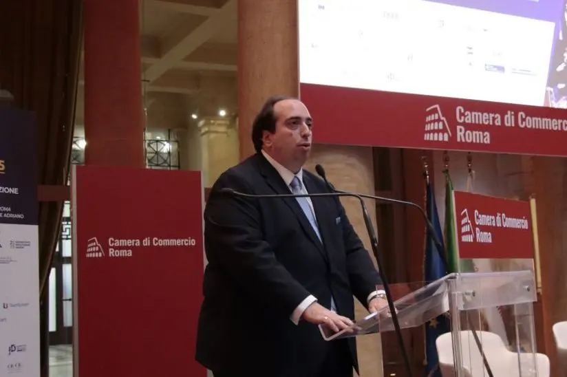 Space economy, Ferrieri “Opportunità di creare ricchezza e posti di lavoro” 1 Gabriele Ferrieri interviene al microfono dietro un leggio nella sede della Camera di Commercio di Roma