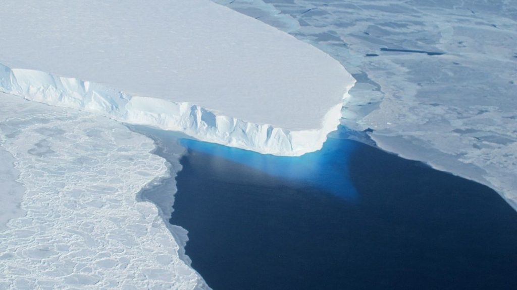 Ghiacciaio Thwaites, la NASA aggiorna le stime sull'innalzamento dei mari 1 Veduta aerea del ghiacciaio Thwaites in Antartide, con una parete di ghiaccio affacciata sull'acqua