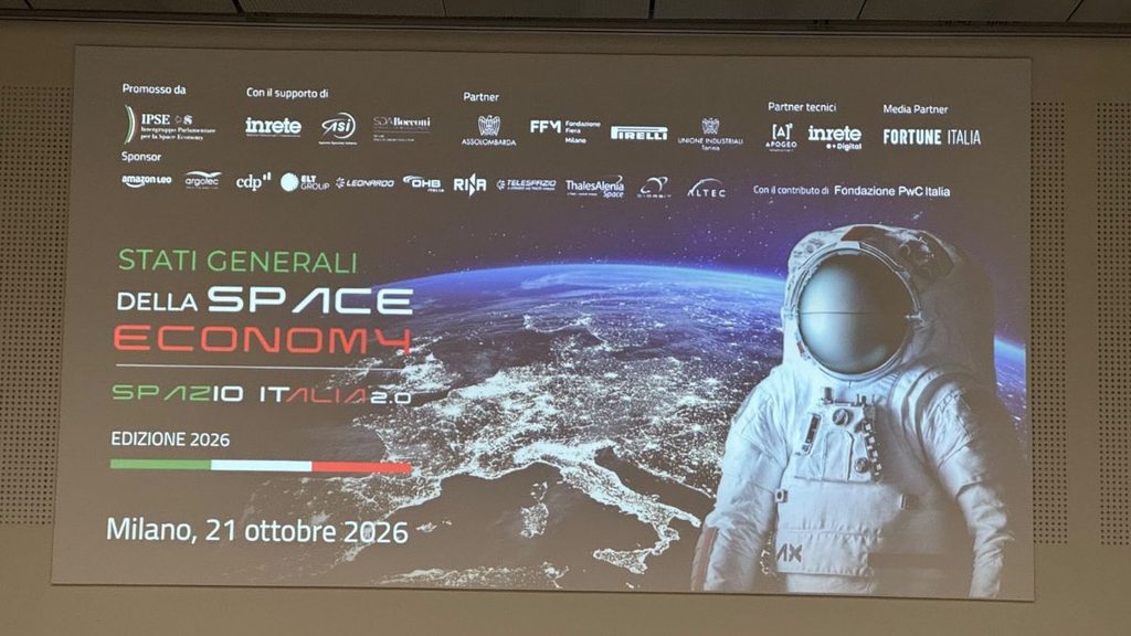 Spazio Italia 2.0, IA e semiconduttori al centro dell'ottava tappa degli Stati Generali 1 Schermo di Spazio Italia 2.0 a Milano, durante gli Stati Generali dedicati a IA e Space Economy, con grafica di un astronauta e della Terra