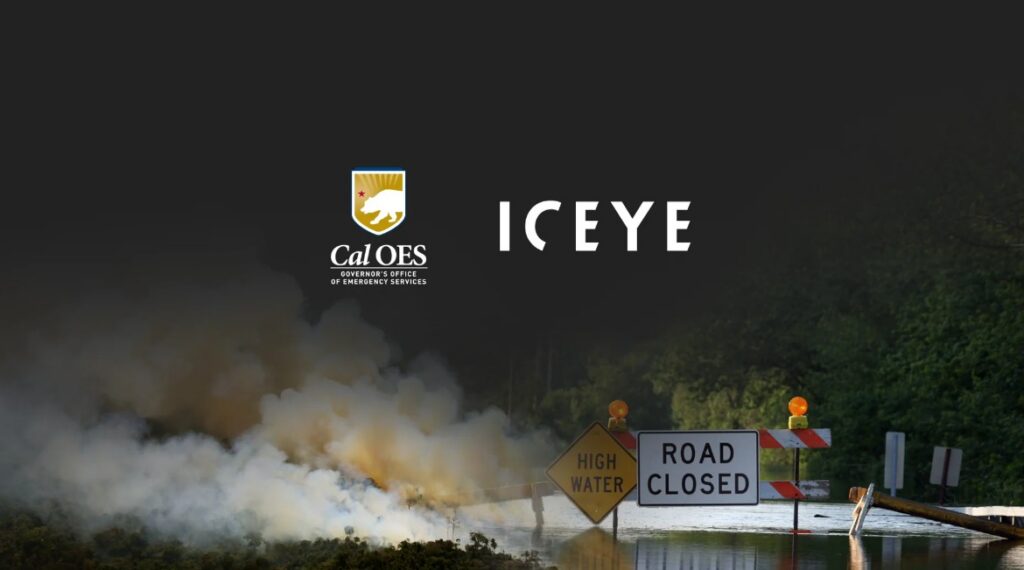 Lo Stato della California avvia una collaborazione con ICEYE per rafforzare le capacità di risposta alle emergenze 1 ICEYE California: strada allagata con fumo e loghi ICEYE e Cal OES