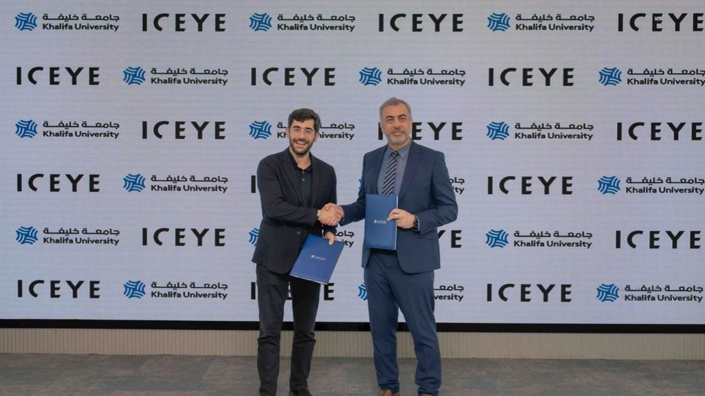 ICEYE e Khalifa University, accordo per sviluppare competenze spaziali negli Emirati Arabi Uniti 1 Due rappresentanti istituzionali si stringono la mano davanti ai loghi di ICEYE e Khalifa University