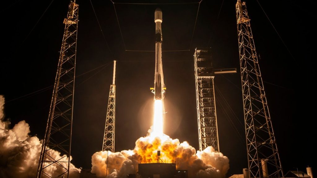 Impulse Space lancia LEO Express 4 con SpaceX per testare il veicolo Mira 1 Impulse Space e mobilità orbitale: razzo Falcon 9 di SpaceX durante il lancio notturno della missione Bandwagon-5 con LEO Express 4