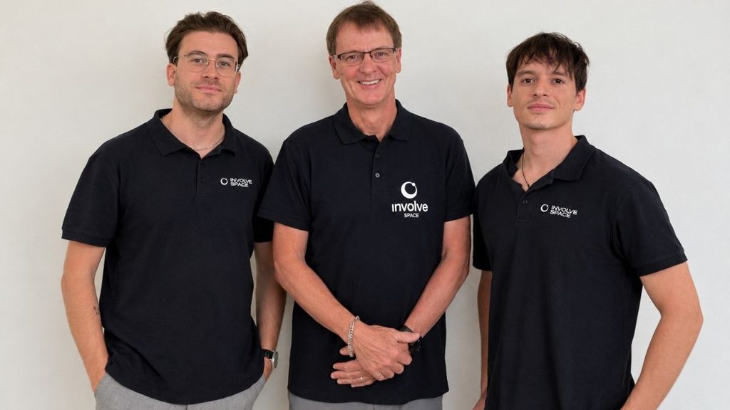Involve Space affida le operazioni ad Alastair Westgarth, ex CEO di Google Loon 1 Da sinistra Jonathan Polotto, Alastair Westgarth e Claudio Piazzai in posa, con polo aziendali, davanti a uno sfondo chiaro.