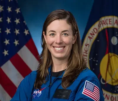 Christina Birch in uniforme da astronauta NASA