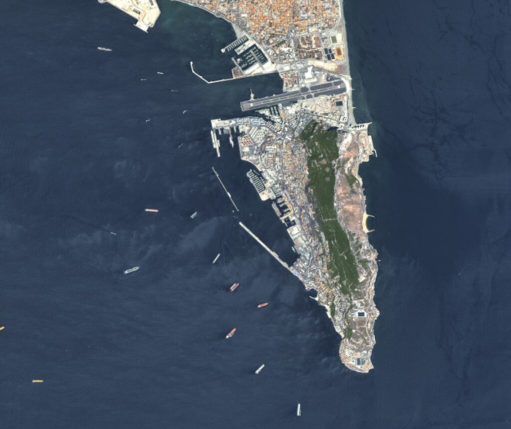 IRIDE osserva Gibilterra: i satelliti italiani tra monitoraggio portuale e sicurezza marittima 1 Gibilterra osservata dai satelliti Eaglet II di IRIDE, con porto, aeroporto e navi nelle acque circostanti