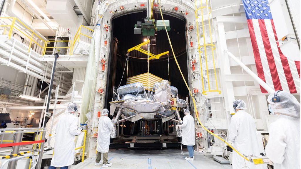 Lander lunare Griffin-1, completati i test ambientali al NASA JPL 1 Il lander lunare Griffin-1 viene sollevato con una gru per essere inserito nel simulatore spaziale del NASA JPL.