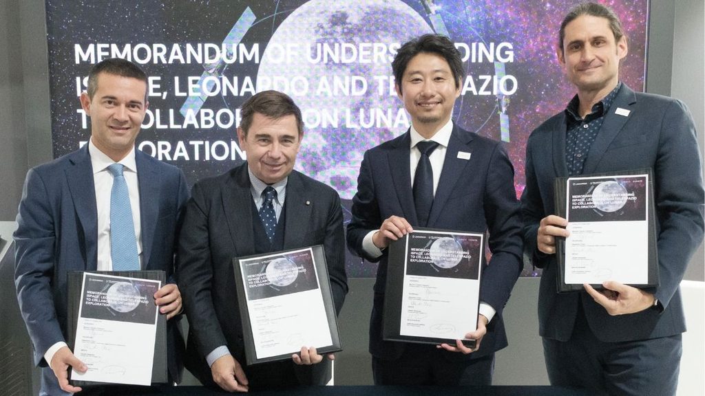 Moonlight, Leonardo e Telespazio studiano con ispace il trasporto dei satelliti 1 Rappresentanti di Leonardo, Telespazio e ispace alla firma dell'intesa sul possibile trasporto dei satelliti Moonlight durante IAC 2026.