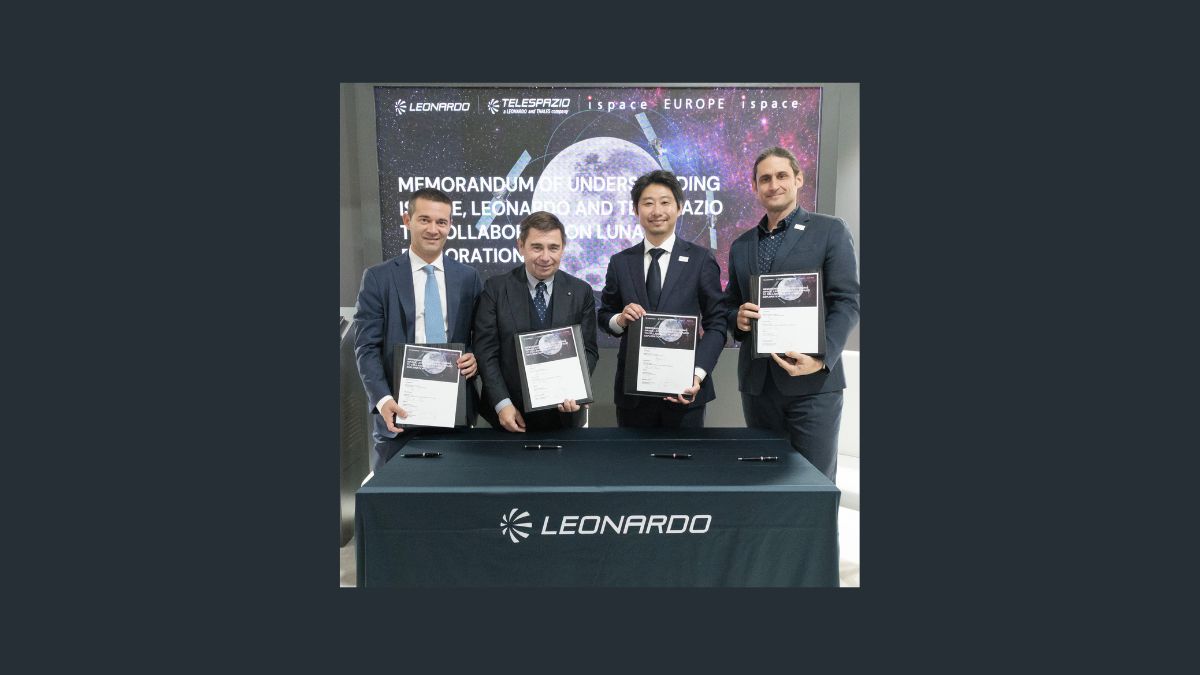 Rappresentanti di Leonardo, Telespazio e ispace alla firma dell'intesa sul possibile trasporto dei satelliti Moonlight durante IAC 2026.