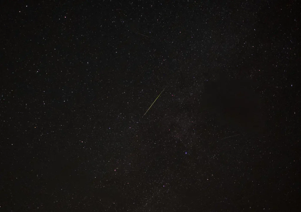Avvistata una meteora nel cielo della Libia occidentale, forte boato udito a Tripoli 1 Corpo luminoso con una scia nel cielo notturno