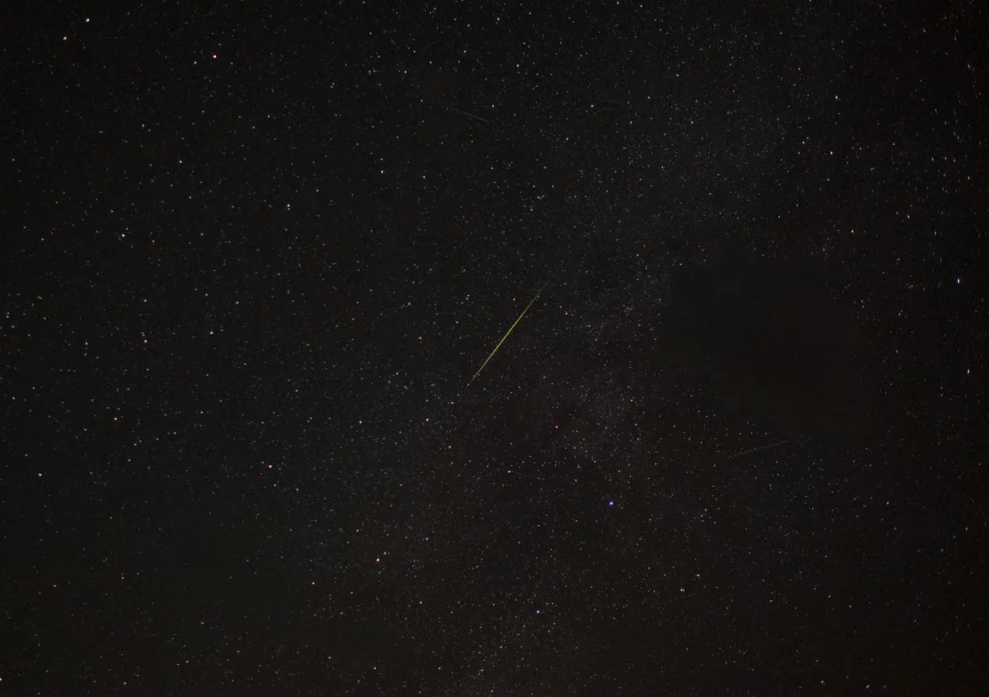Corpo luminoso con una scia nel cielo notturno