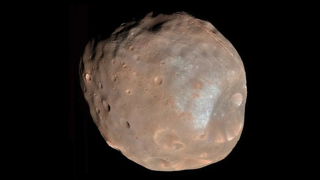 Missione MMX, il 19 ottobre il Giappone parte verso Phobos 1 Phobos, la luna di Marte dalla superficie craterizzata, al centro della missione MMX verso Phobos