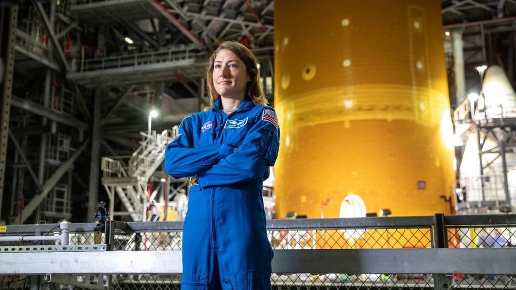 NASA, Christina Koch nominata vicecapo ingegnere ad interim 1 La NASA nomina Christina Koch vicecapo ingegnere ad interim: l'astronauta in tuta blu davanti al razzo SLS al Kennedy Space Center
