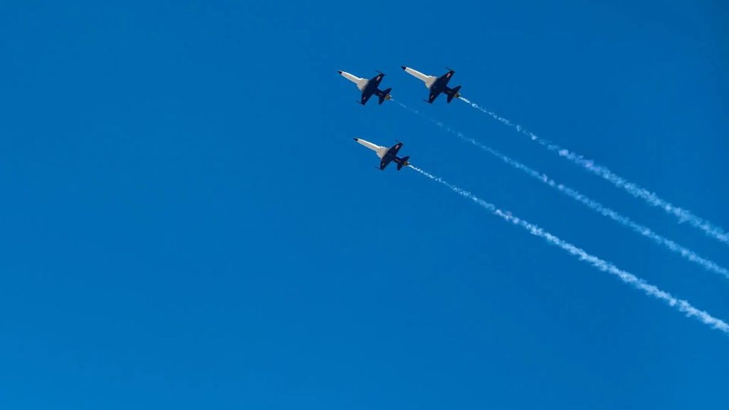 NASA e NFL al MetLife Stadium: tre F-5 e Artemis nell'evento dedicato ai tifosi 1 Tre F-5 della NASA in volo su Cleveland durante un evento NFL, prima dell'iniziativa della NASA al MetLife Stadium.