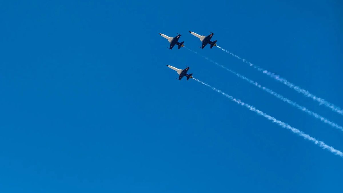 Tre F-5 della NASA in volo su Cleveland durante un evento NFL, prima dell