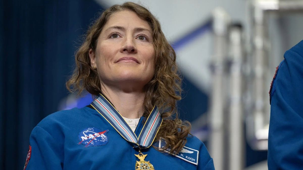 Christina Koch alla cerimonia per Artemis II, astronauta NASA protagonista della NASA Inspiration Tour