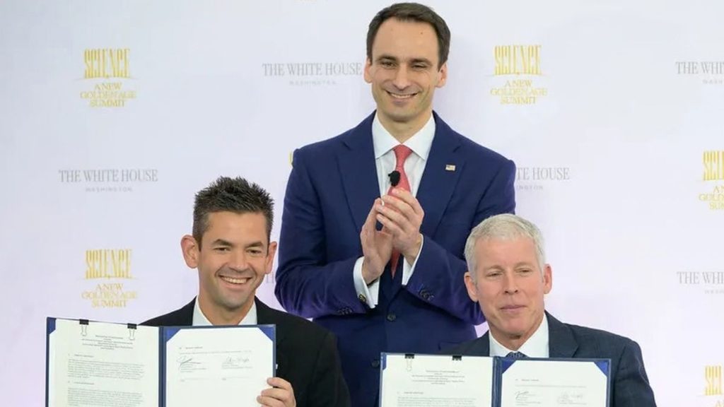 NASA e Dipartimento dell’Energia, accordo per sviluppare il nucleare spaziale 1 NASA e nucleare spaziale: Jared Isaacman e Chris Wright mostrano il memorandum d'intesa firmato, alla presenza di Michael Kratsios.