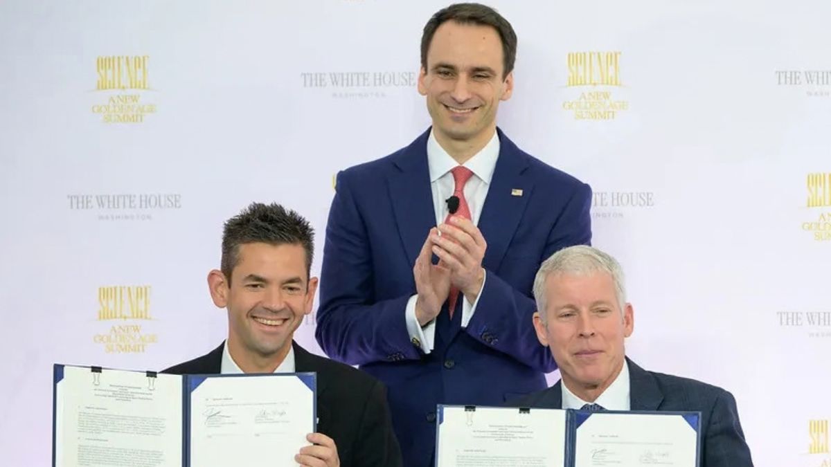 NASA e nucleare spaziale: Jared Isaacman e Chris Wright mostrano il memorandum d'intesa firmato, alla presenza di Michael Kratsios.